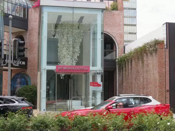 Incredible street with gold and silver sparkling high end shops, plus cafes for normal people on Beverly Dr.