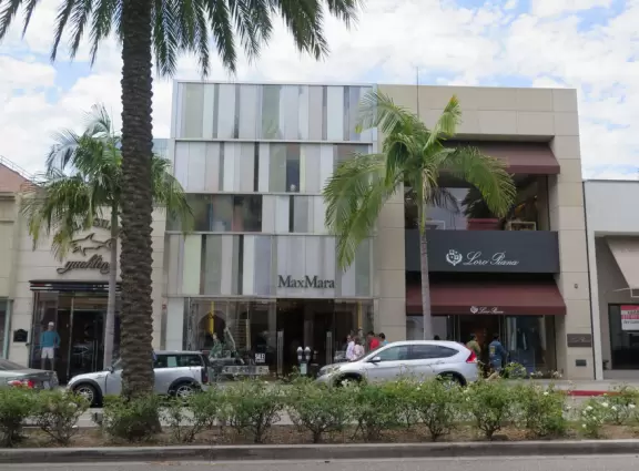 Incredible street with gold and silver sparkling high end shops, plus cafes for normal people on Beverly Dr.