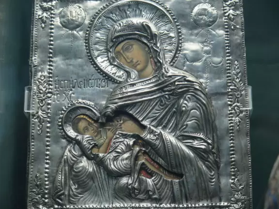 Interesting and modern museum with artifacts from around the world, on the beautiful UCLA campus.