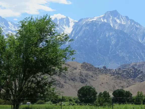 Cute roadside town with glorious mountain views.