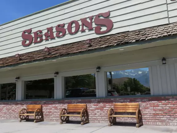 Cute roadside town with glorious mountain views.