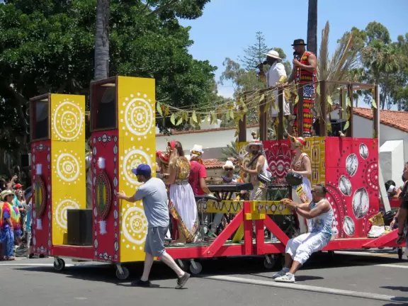 An oasis of wide green lawns, tall palms, and plump pines in the middle of the city.