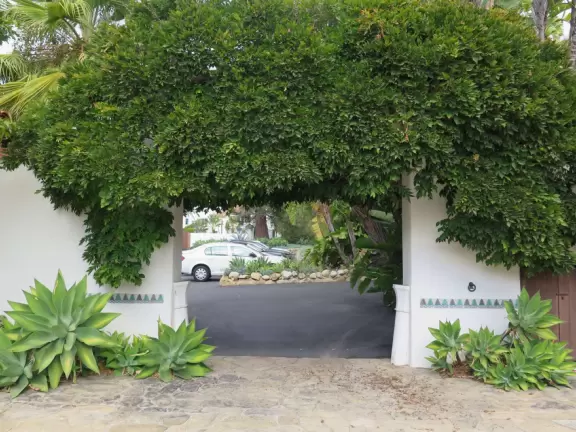 House built in 1925, with pretty garden. Only possible to see it on a very long docent-led tour.
