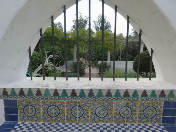 House built in 1925, with pretty garden. Only possible to see it on a very long docent-led tour.