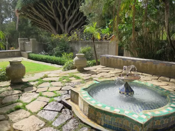 House built in 1925, with pretty garden. Only possible to see it on a very long docent-led tour.