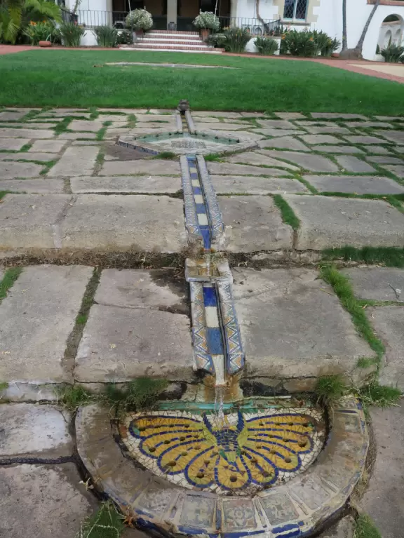 House built in 1925, with pretty garden. Only possible to see it on a very long docent-led tour.