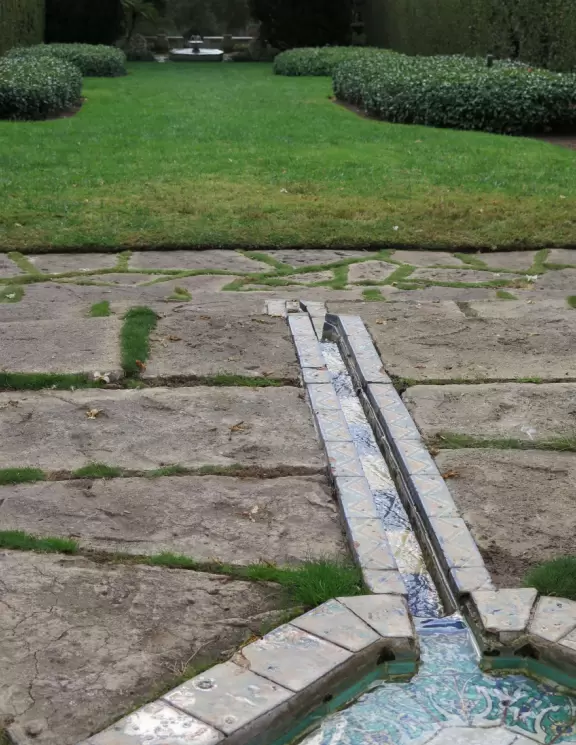 House built in 1925, with pretty garden. Only possible to see it on a very long docent-led tour.