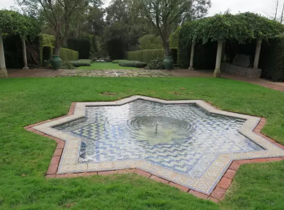 House built in 1925, with pretty garden. Only possible to see it on a very long docent-led tour.