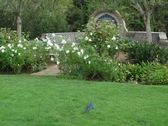 House built in 1925, with pretty garden. Only possible to see it on a very long docent-led tour.