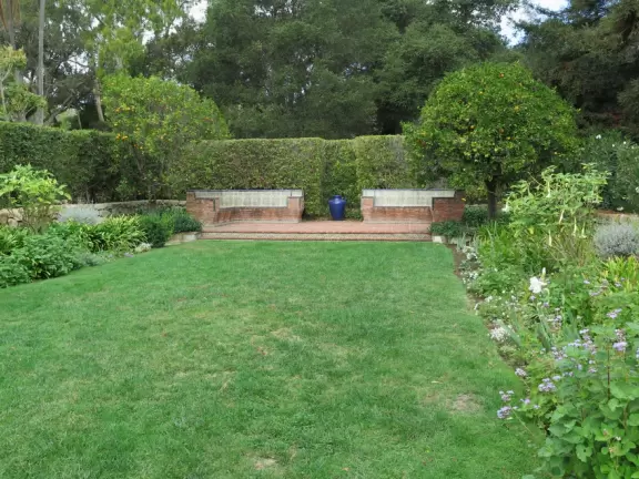 House built in 1925, with pretty garden. Only possible to see it on a very long docent-led tour.