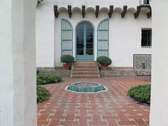 House built in 1925, with pretty garden. Only possible to see it on a very long docent-led tour.