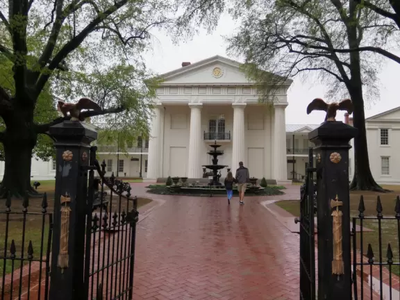 Beautiful and full of southern charm, with lots of information about the Clintons.