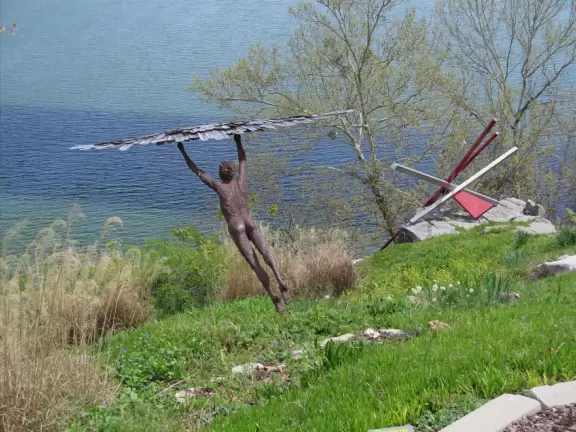 Sculptures on a steep cliff over the Tennessee River, and a cute neighborhood for walks and bakery visits.
