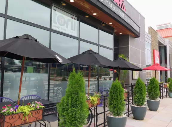 Attractive mall with many upscale chain restaurants.