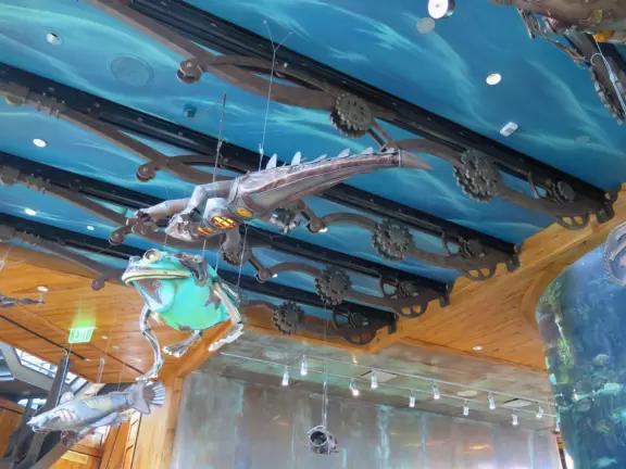 Full of atmosphere, like Disneyland! Take the glass elevator to the top of the pyramid!