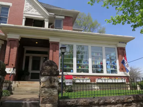 Sculptures on a steep cliff over the Tennessee River, and a cute neighborhood for walks and bakery visits.