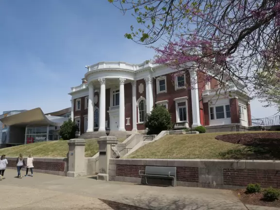 Sculptures on a steep cliff over the Tennessee River, and a cute neighborhood for walks and bakery visits.
