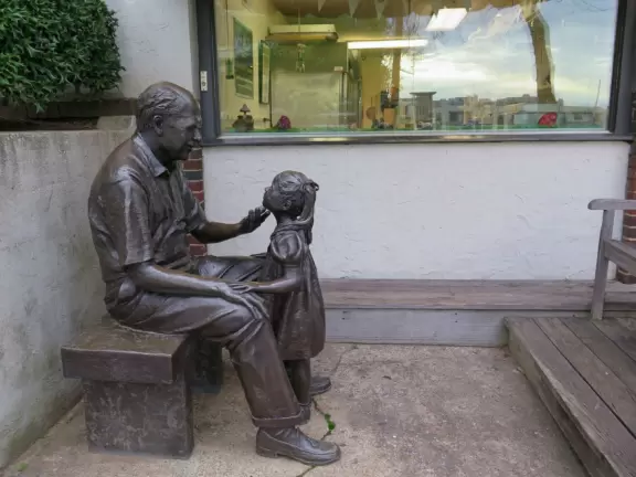 Sculptures on a steep cliff over the Tennessee River, and a cute neighborhood for walks and bakery visits.