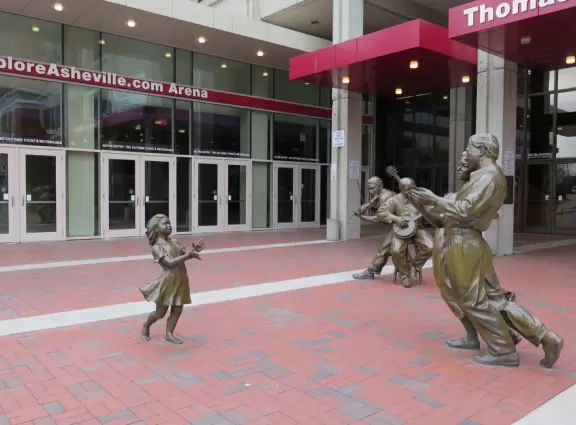 Interesting hippy town, with great restaurants.