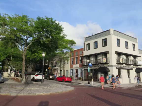 Gorgeous boardwalk along the river with outdoor cafes, a juggler, and a strong cool breeze.