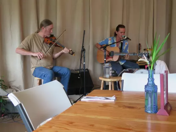 Papa'aloa (Papaaloa) Country Store has breezy windows with an ocean view, and live music!
