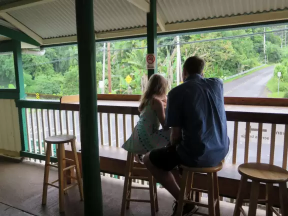 Papa'aloa (Papaaloa) Country Store has breezy windows with an ocean view, and live music!