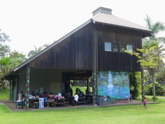Pana'ewa (Panaewa) Zoo has gorgeous vegetation and flowers. Some of the animals seem happy. Huge, beautiful playground for your kids!