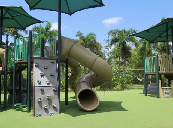 Pana'ewa (Panaewa) Zoo has gorgeous vegetation and flowers. Some of the animals seem happy. Huge, beautiful playground for your kids!