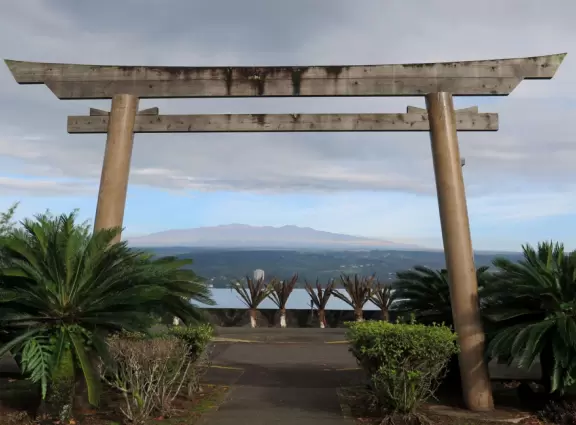 Green, green&nbsp;gardens with Japanese bridges and ponds, and views of silvery Hilo Bay and Mauna Kea.