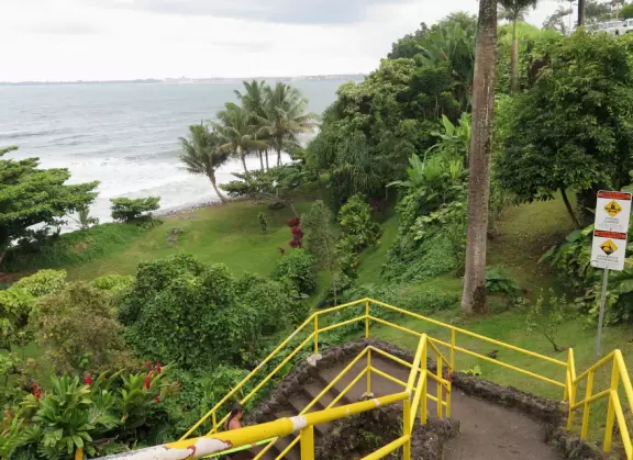 Honoli'i (Honolii) Beach Park has a beautiful headland, tropical vegetation, and a popular surfbreak.