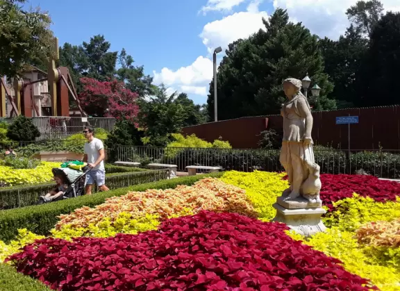 Large, shady theme park with huge rollercoaster and plenty of rides for kids.