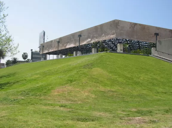 Modern, fascinating museum surrounded by bubbling tar pits where saber-toothed tigers and mammoths were fossilized.