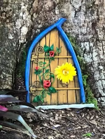 Beautiful gardens surrounding a historical house on a lake with lovely cool breezes. Best in summer when the tropical plants look happy.