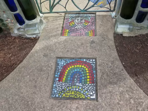 Huge old trees strung with Spanish moss, and cool breezes off the water.