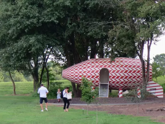 Airy modern architecture and many paintings. Cafe, gift shop, amazing landscaped grounds with sculptures and boulders to climb. Summer concerts.