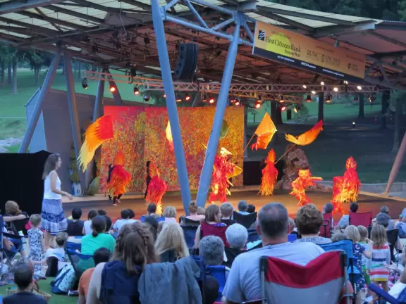 Airy modern architecture and many paintings. Cafe, gift shop, amazing landscaped grounds with sculptures and boulders to climb. Summer concerts.