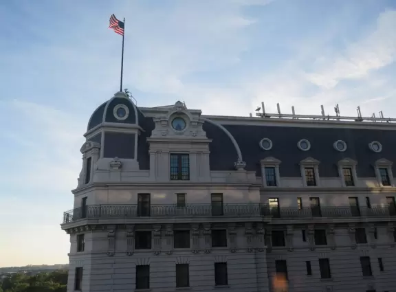 Video with interesting quotes by those who have lived in the White House, and distant view of the south side of the White House from the lawn.
