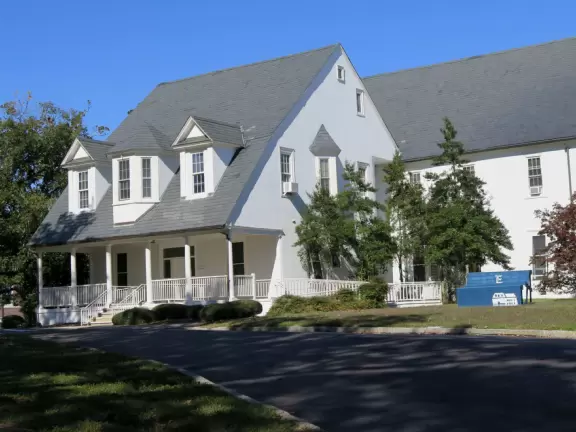 Great place for a walk, with&nbsp;Georgian architecture, busy students, main quad, and trail around the perimeter under gorgeous trees.