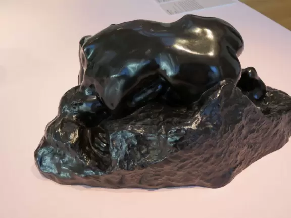 Airy modern architecture and many paintings. Cafe, gift shop, amazing landscaped grounds with sculptures and boulders to climb. Summer concerts.