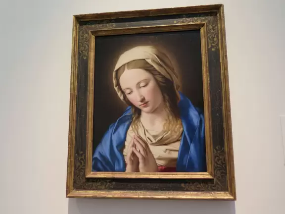 Airy modern architecture and many paintings. Cafe, gift shop, amazing landscaped grounds with sculptures and boulders to climb. Summer concerts.