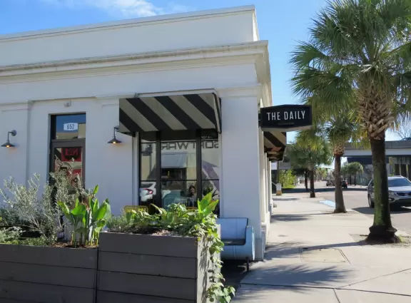 Waterfront town with&nbsp;beautiful harbor and French Quarter (Broad Street).