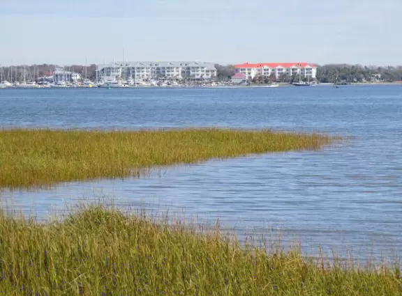 Waterfront town with&nbsp;beautiful harbor and French Quarter (Broad Street).