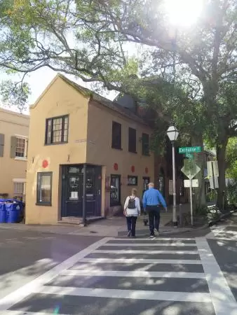 Waterfront town with&nbsp;beautiful harbor and French Quarter (Broad Street).