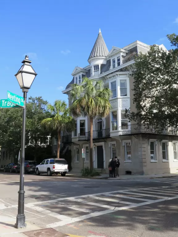 Waterfront town with&nbsp;beautiful harbor and French Quarter (Broad Street).