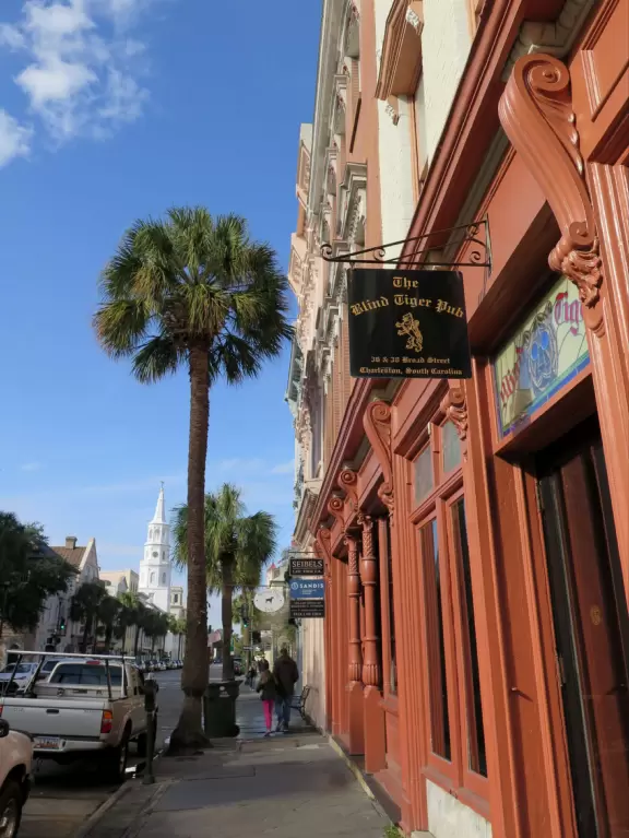 Waterfront town with&nbsp;beautiful harbor and French Quarter (Broad Street).