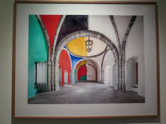 Airy modern architecture and many paintings. Cafe, gift shop, amazing landscaped grounds with sculptures and boulders to climb. Summer concerts.