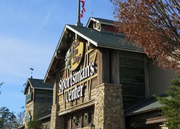 Fun shop with aquarium and animals, especially nice at Christmastime or when they have a kids activity.