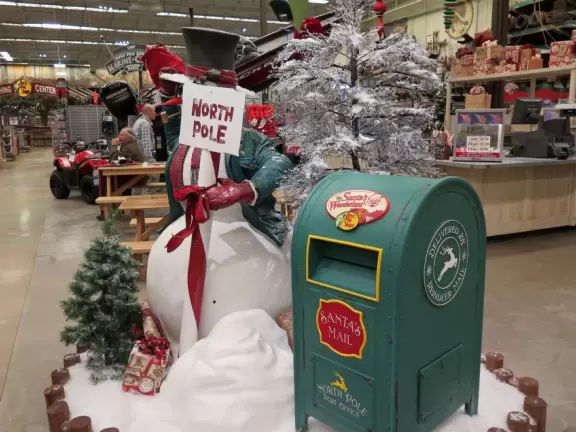 Fun shop with aquarium and animals, especially nice at Christmastime or when they have a kids activity.