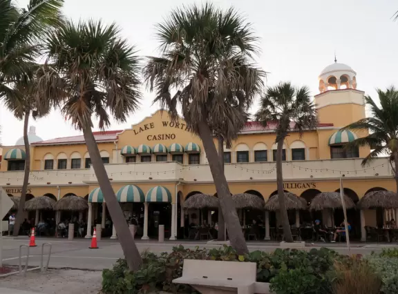 Fun beach with everything a holiday beach should have: pier, promenade, restaurants on the dune, restaurant on the pier, ice cream shop, playground with a view.
