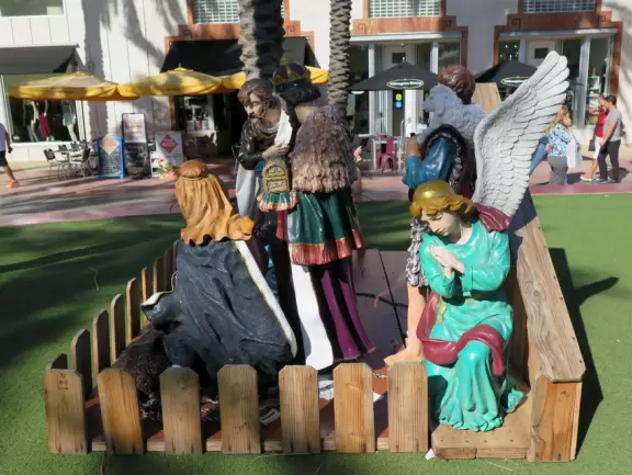 Gorgeous pedestrian-only street with exquisite tropical landscaping and sidewalk cafes galore.